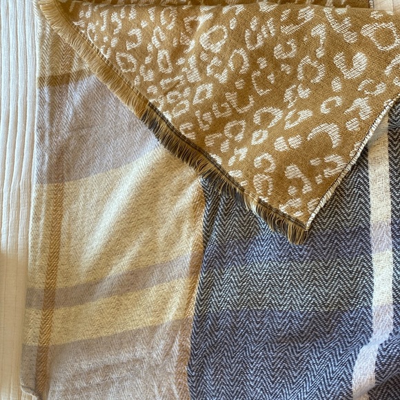 Scoop reversible poncho scarf - Picture 5 of 12